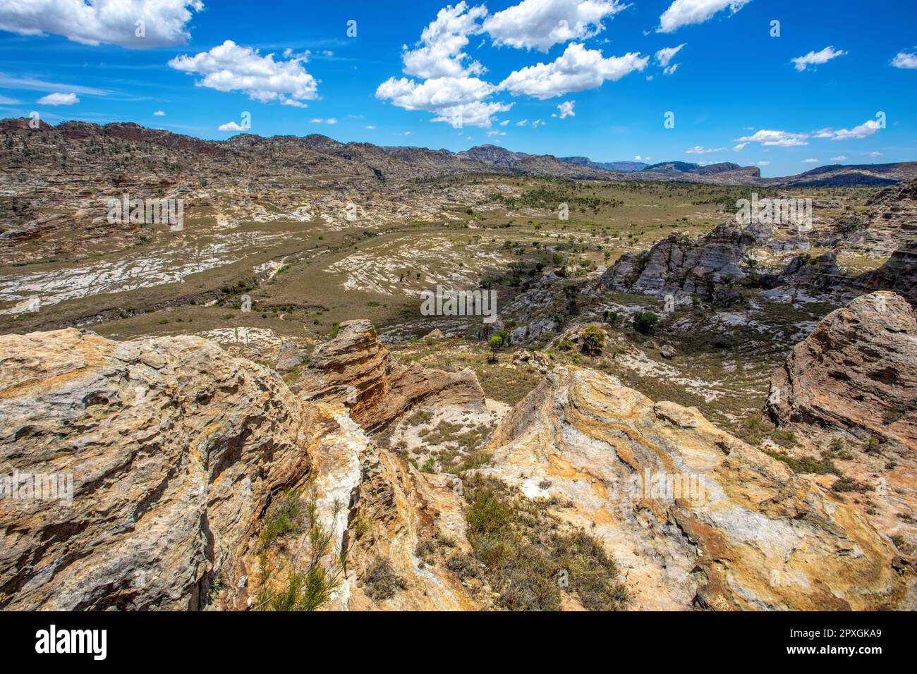 Parco Nazionale di Isalo nella regione di Ihorombe. Paesaggio selvaggio con erosione dell'acqua in affioramenti rocciosi come nello Utah, altipiani, vaste pianure e profonde Foto Stock