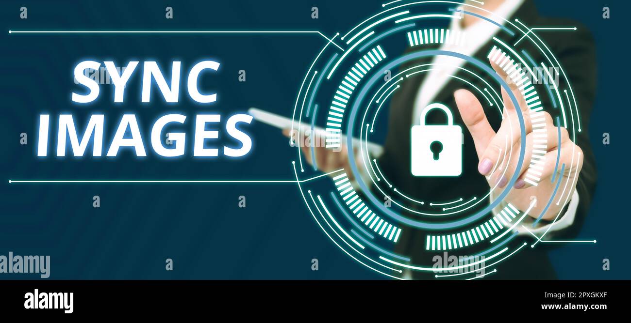 Scrittura a mano di testo Sincronizza immagini, concetto aziendale che rende le foto identiche in tutti i dispositivi accessibili ovunque Foto Stock