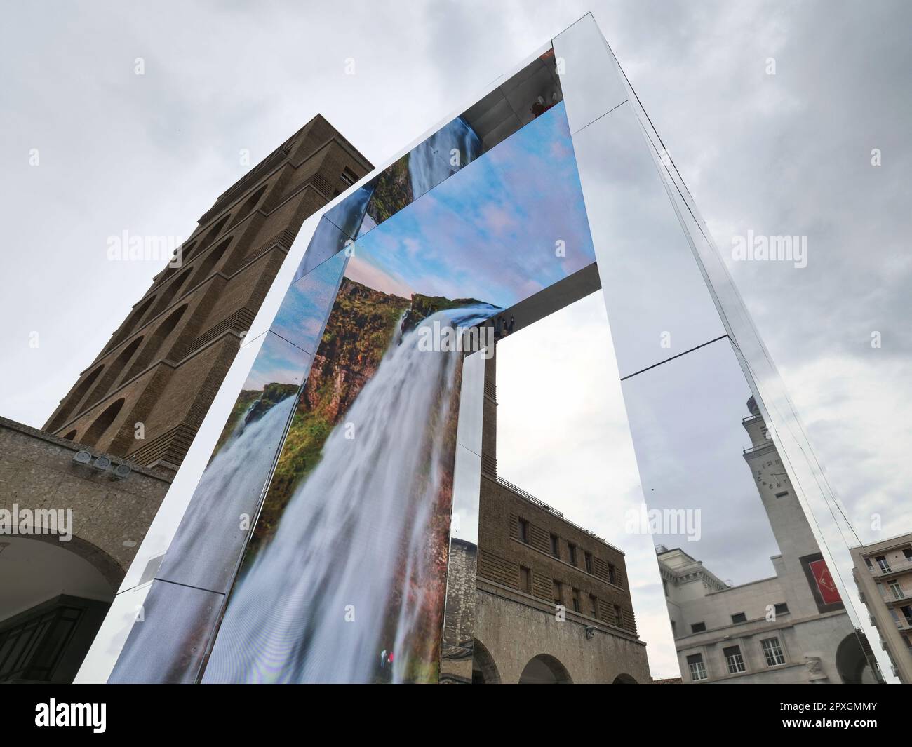 Il cancello, una porta virtuale tra Bergamo bresciana ad alto contenuto tecnologico e comunicativo, in grado di collegarsi attraverso schermi moderni Foto Stock