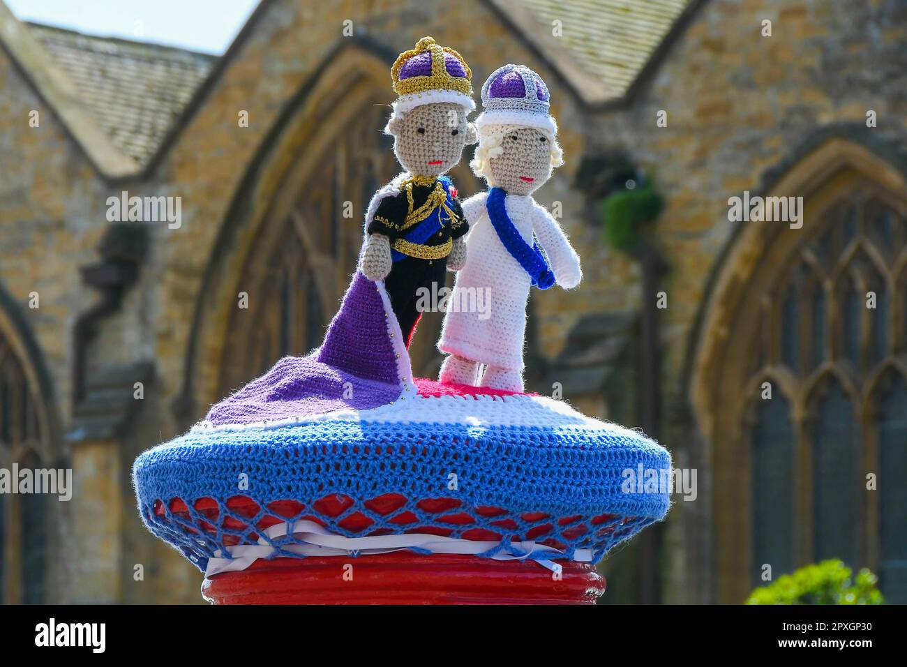 Bridport, Dorset, Regno Unito. 2nd maggio 2023. Un cimatrice per posta a crochet del re Carlo III e della regina Camilla decorano una scatola a colonne su South Street a Bridport in Dorset prima dell’incoronazione del re il sabato. Picture Credit: Graham Hunt/Alamy Live News Foto Stock