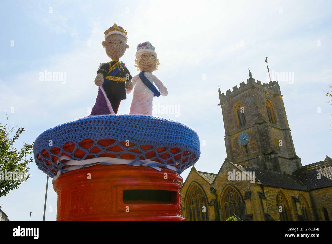 Bridport, Dorset, Regno Unito. 2nd maggio 2023. Un cimatrice per posta a crochet del re Carlo III e della regina Camilla decorano una scatola a colonne su South Street a Bridport in Dorset prima dell’incoronazione del re il sabato. Picture Credit: Graham Hunt/Alamy Live News Foto Stock