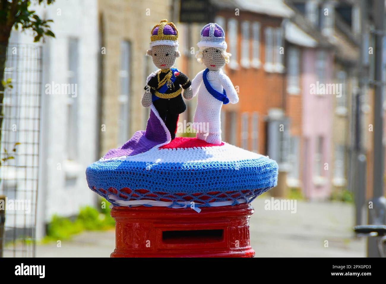 Bridport, Dorset, Regno Unito. 2nd maggio 2023. Un cimatrice per posta a crochet del re Carlo III e della regina Camilla decorano una scatola a colonne su South Street a Bridport in Dorset prima dell’incoronazione del re il sabato. Picture Credit: Graham Hunt/Alamy Live News Foto Stock