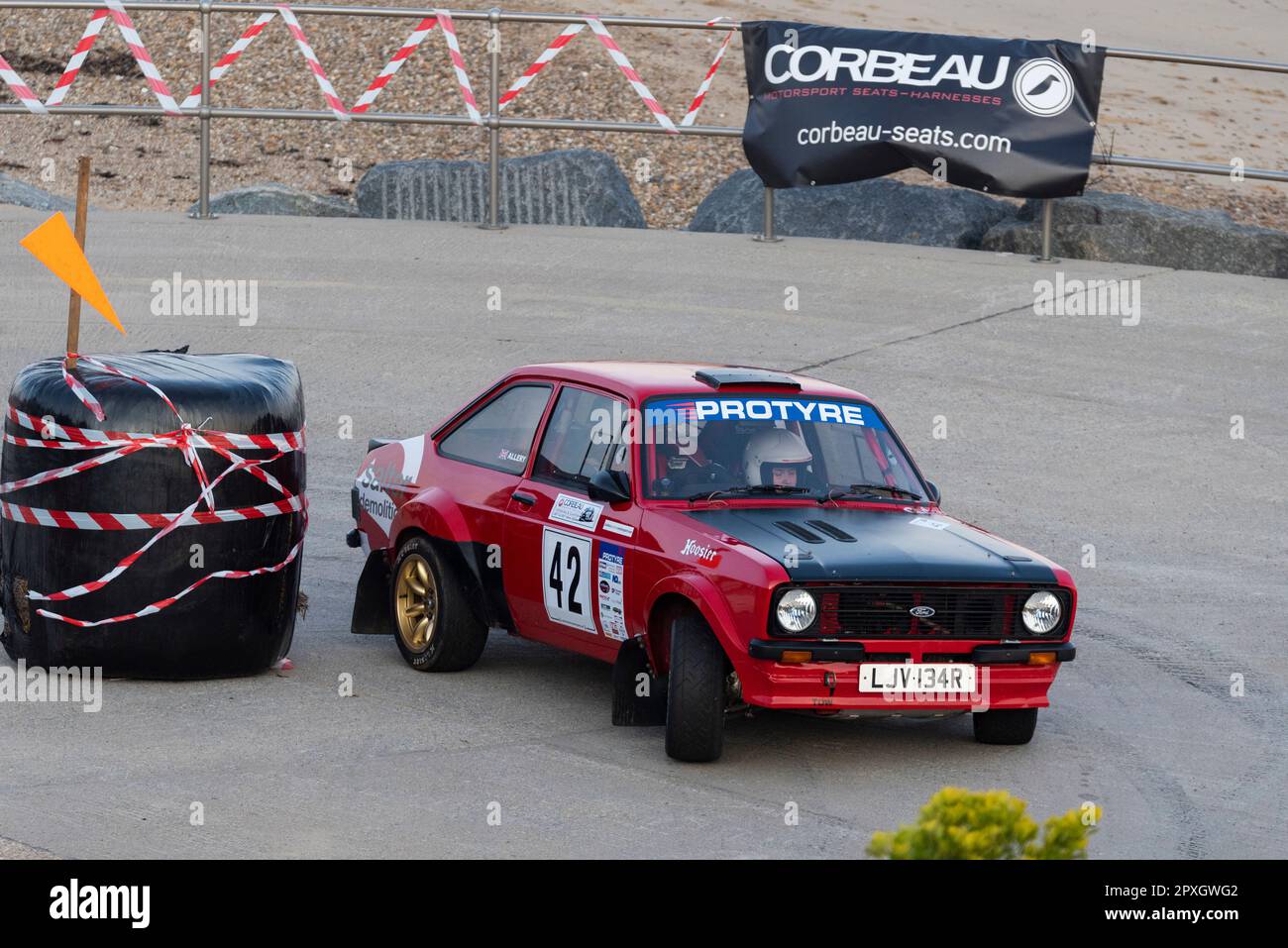 Antony Allery corse una Ford Escort RS in gara nel Corbeau Seats rally sul lungomare di Clacton, Essex, Regno Unito. Secondo conducente Bonnie Papper Foto Stock