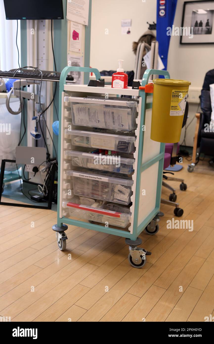 Carrello per la medicazione con set di medicazioni chirurgiche, tubi per  flebotomia, CVAD e confezioni di medicazioni e contenitore per rifiuti  taglienti clinici Foto stock - Alamy