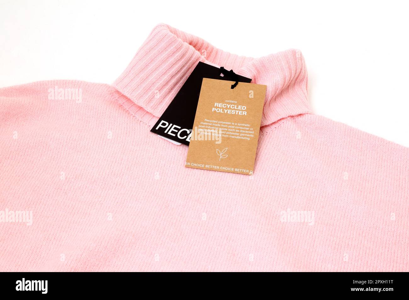 Ponticello con collo a tartaruga rosa in poliestere riciclato con etichette Foto Stock