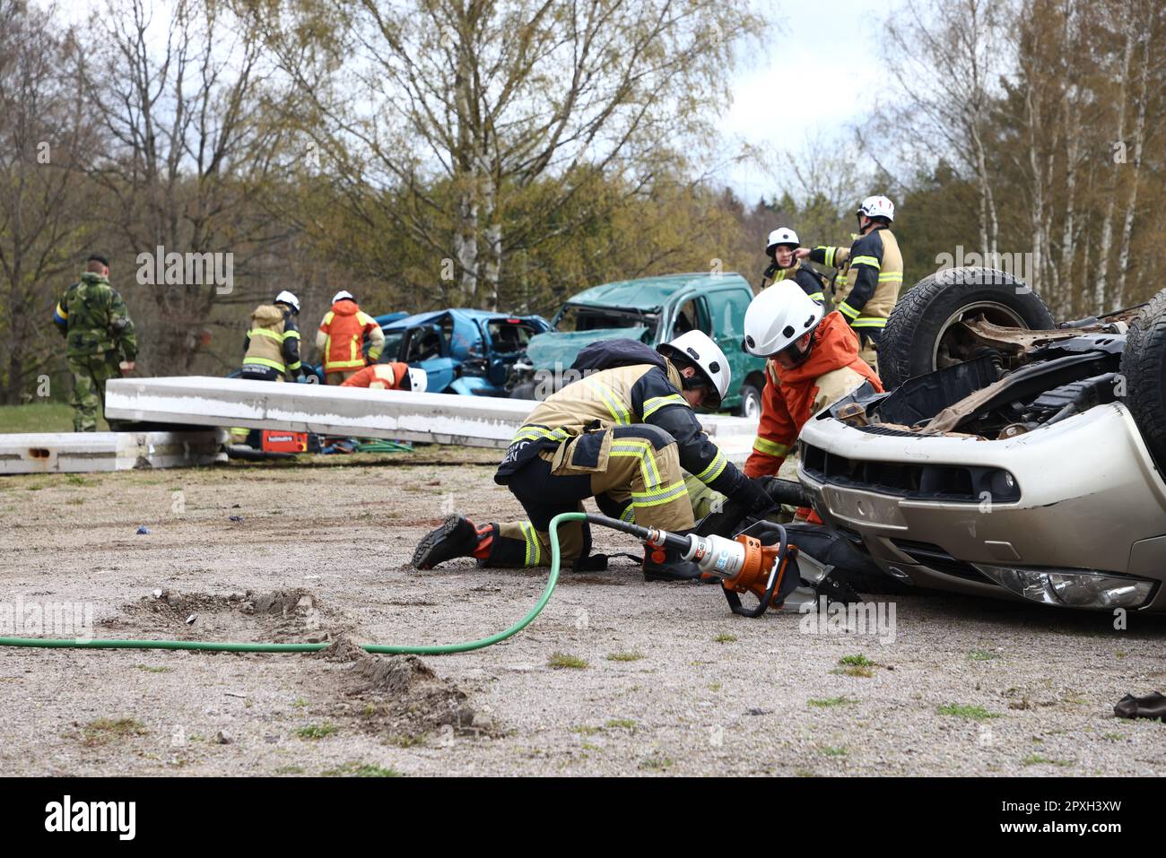 I servizi di salvataggio delle forze armate svedesi durante il grande esercizio militare Aurora23, presso la base aerea Malmen di Malmslätt, Svezia, martedì. Durante l'esercizio, l'assistenza sanitaria militare e civile si eserciterà nel trattamento di un gran numero di feriti dopo un attacco robot simulato contro la Swedish Armed Forces Helicopter Wing presso la base aerea di Malmen. Foto Stock