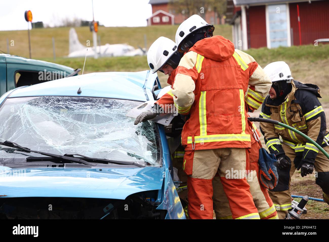 I servizi di salvataggio delle forze armate svedesi durante il grande esercizio militare Aurora23, presso la base aerea Malmen di Malmslätt, Svezia, martedì. Durante l'esercizio, l'assistenza sanitaria militare e civile si eserciterà nel trattamento di un gran numero di feriti dopo un attacco robot simulato contro la Swedish Armed Forces Helicopter Wing presso la base aerea di Malmen. Foto Stock