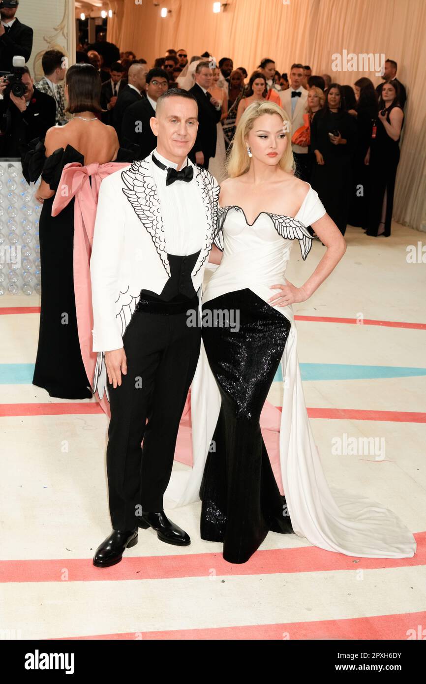 New York, Stati Uniti. 01st maggio, 2023. Devon Aoki, Jeremy Scott sul tappeto rosso durante il 2023° Met Gala in onore di Karl Lagerfeld, Una linea di bellezza, tenutasi presso il Metropolitan Museum of Art di New York, USA, lunedì 1 maggio 2023. Credit: Jennifer Graylock/Alamy Live News Foto Stock