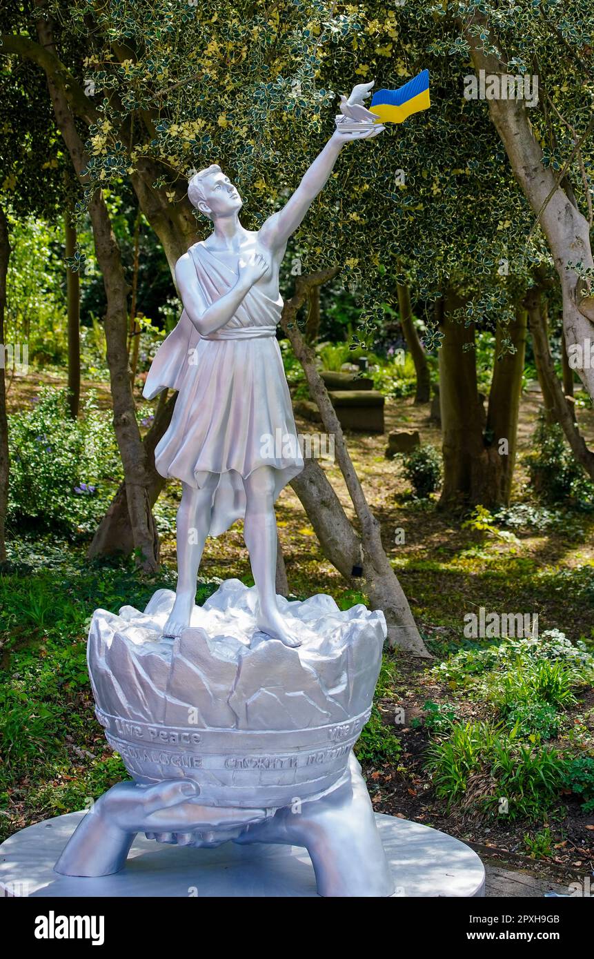 La presentazione di un monumento per la pace ucraino alto 16ft metri, dedicato a portare pace e speranza al popolo ucraino e a tutto il mondo, a Strawberry Fields a Liverpool. Realizzata in alluminio, la statua raffigura un uomo che tiene in mano un libro, una colomba e la bandiera Ucraina, con messaggi in linea con il famoso inno anti-bellico di John Lennon, 'Give Peace a Chance'. Data immagine: Martedì 2 maggio 2023. Foto Stock
