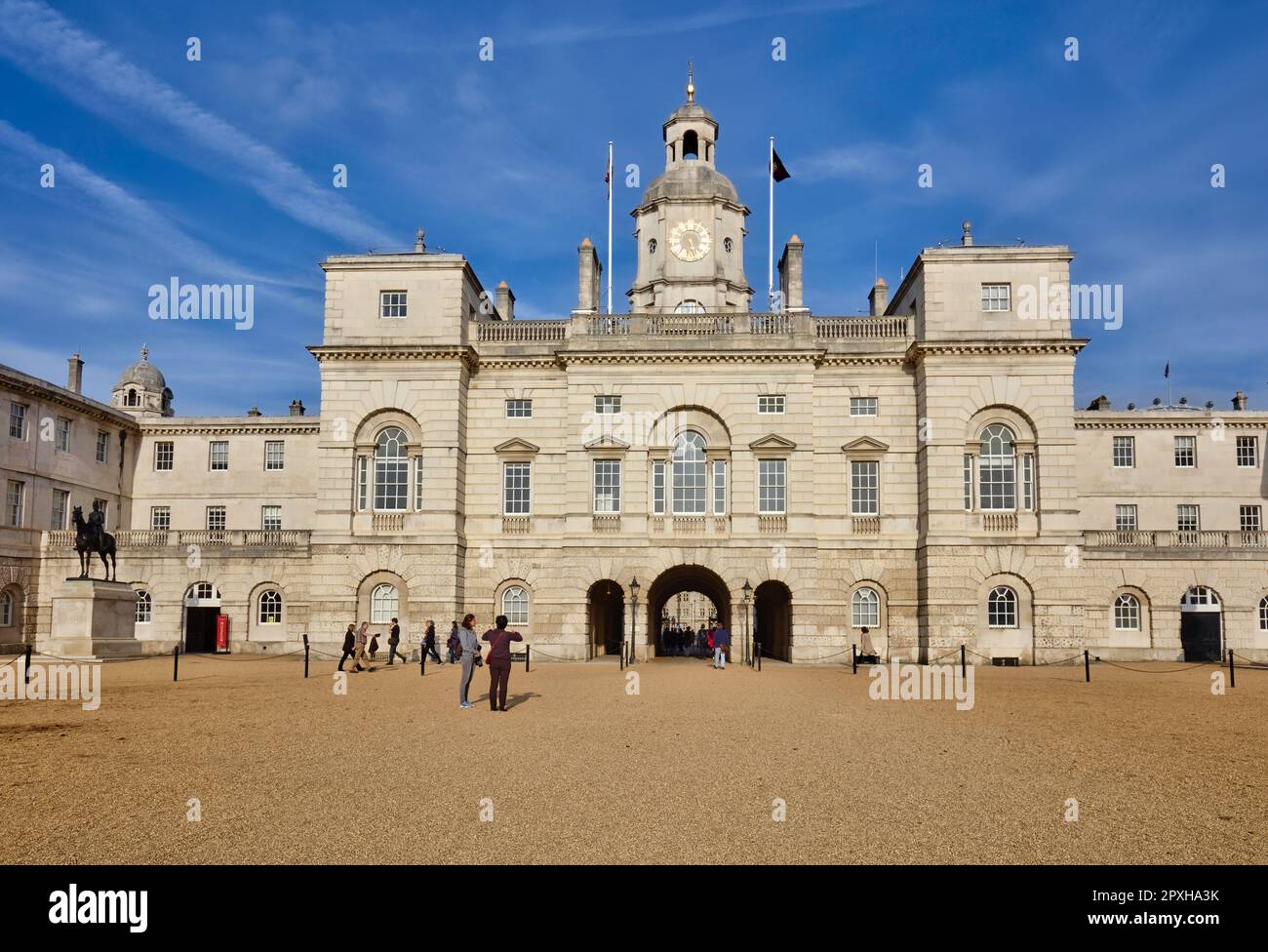 Horse Guards, caserme del XVIII secolo, stalle in stile palladiano con torre dell'orologio barocca e anche Household Cavalry Museum in Horse Guards Parade, Londra. Foto Stock