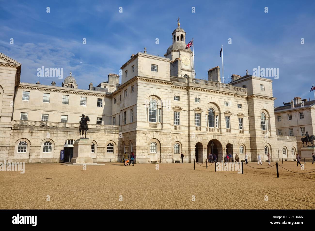 Horse Guards, caserme del XVIII secolo, scuderie in stile palladiano con torre dell'orologio barocca e anche Household Cavalry Museum in Horse Guards Parade, Londra. Foto Stock
