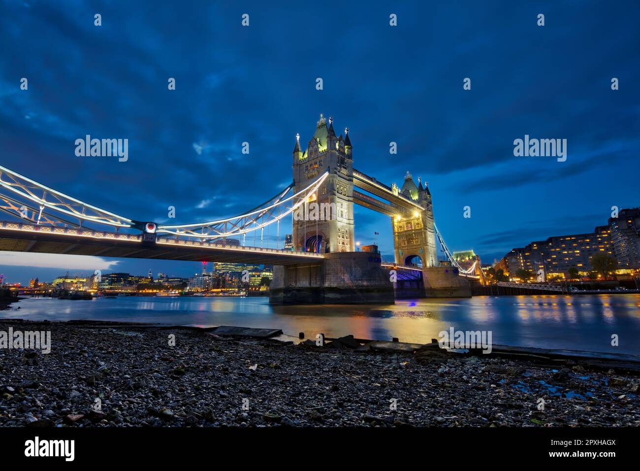 Tower Bridge sul Tamigi che collega i quartieri di Southwark e Tower Hamlets al crepuscolo. Ingegnere John Wolfe Barry, progettista Horace Jones. Londra. Foto Stock