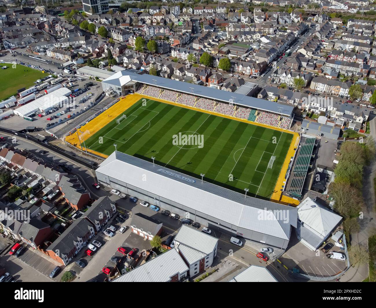 Vista dall'aria dello stadio Rodney Parade a Newport, in Galles, sede della squadra di baseball della contea di Newport e della squadra di football dei Dragons RFC. Foto Stock