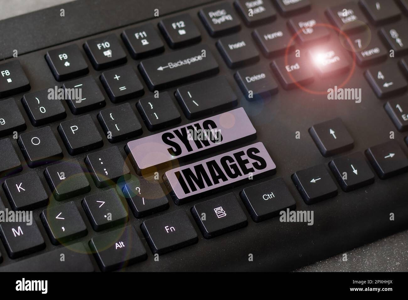 Ispirazione che mostra il segno Sincronizza immagini, vetrina aziendale che rende le foto identiche in tutti i dispositivi accessibili ovunque Foto Stock