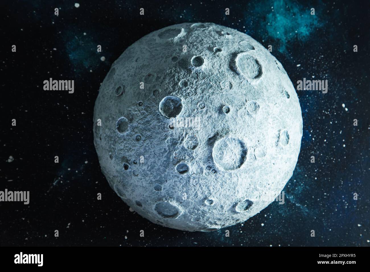 Cielo notturno con stelle luminose e luna piena. Sfondo dello spazio, galassia. Foto Stock