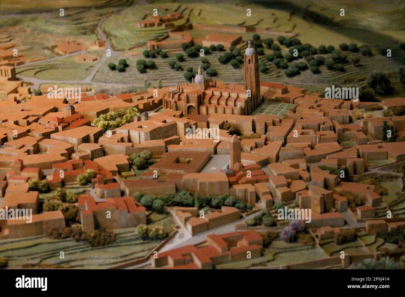 Un modello tridimensionale di un paesaggio urbano caratterizzato da un'alta torre posizionata sotto un baldacchino di alberi Foto Stock