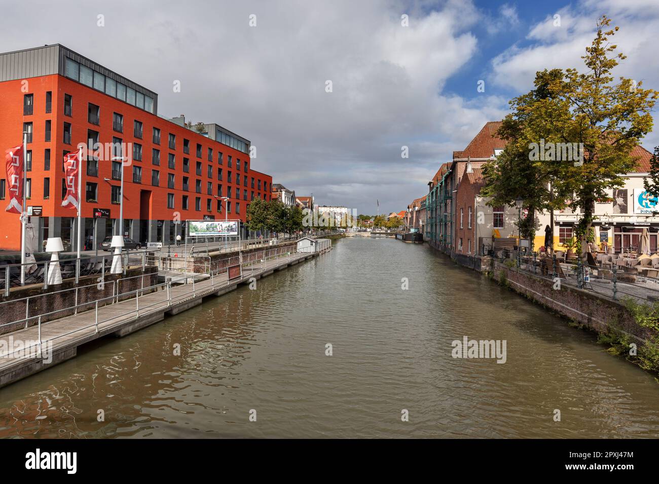 Centro congressi Lamot Congress Heritage (a sinistra), ex birreria, vicino al fiume Dyle con il ponte Lamot e la passeggiata lungo il fiume Djilpad da Grootbrug, Malines Foto Stock