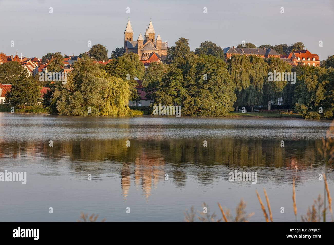 Lago Norreso con la città vecchia di Viborg e basilica romanica stile Cattedrale di Viborg anche chiamato Vor Frue Kirke originariamente dal 11th ° secolo, . Foto Stock