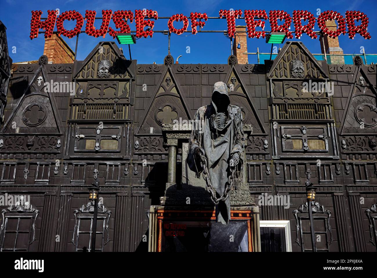 Attrazione della fiera House of Terror con personaggio fantasma, Inghilterra, Regno Unito Foto Stock