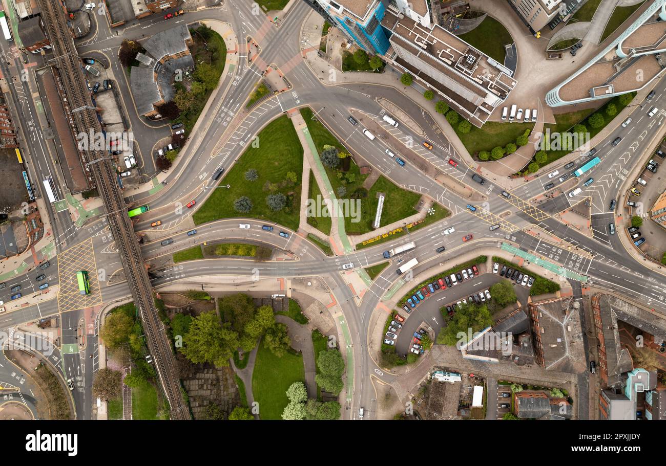 Vista aerea direttamente sopra un complesso incrocio stradale o incrocio con il traffico che viaggia in direzioni diverse Foto Stock