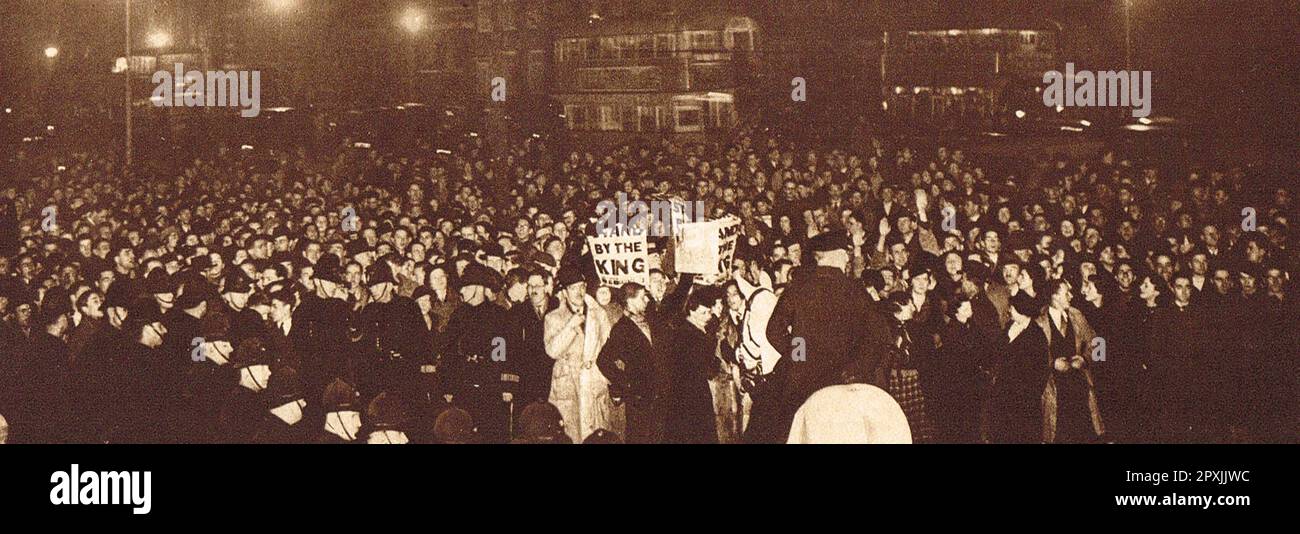 Manifestazione pubblica a Whitehall a sostegno di Edoardo VIII durante la crisi dell'abdicazione, 10 dicembre 1936 Foto Stock