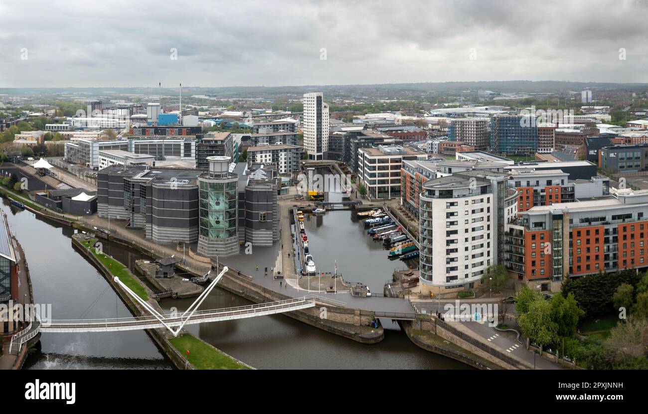Una vista panoramica aerea dello skyline di Leeds con architettura moderna ed esclusivi appartamenti lungo il fiume Foto Stock