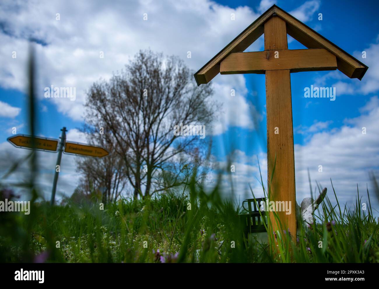 Friedrichsmoor, Germania. 02nd maggio, 2023. Una croce di legno in memoria di due morti in un incidente stradale si trova su una strada provinciale. Nel 2022, 83 persone sono state uccise in incidenti stradali sulle strade del Meclemburgo-Pomerania anteriore. Ciò significa che il numero di morti è aumentato di 15 rispetto all'anno precedente e ha quasi raggiunto il livello dell'era pre-Corona. Credit: Jens Büttner/dpa/Alamy Live News Foto Stock