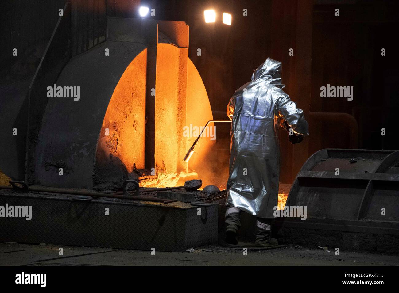 Un'acciaieria preleva un campione dalla tappatura dell'altoforno, visita del presidente federale Frank Walter Steinmeier alla ThyssenKrupp Steel di Duisburg, 2nd maggio 2023. Foto Stock