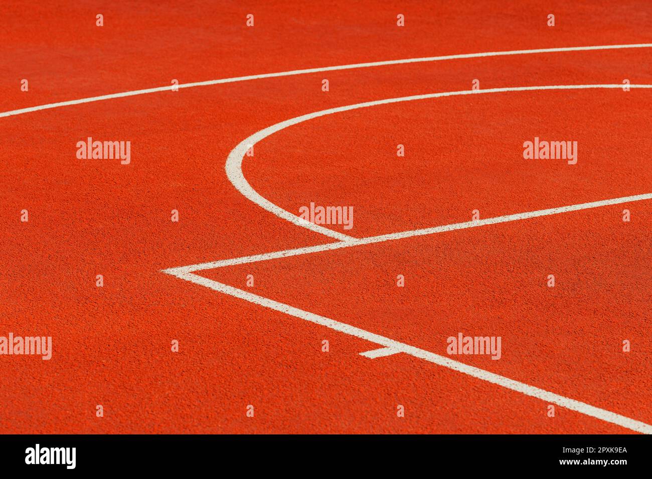 Sfondo astratto minimalista di un campo da basket all'aperto con tartan arancione e linee bianche. Messa a fuoco selettiva. Foto Stock