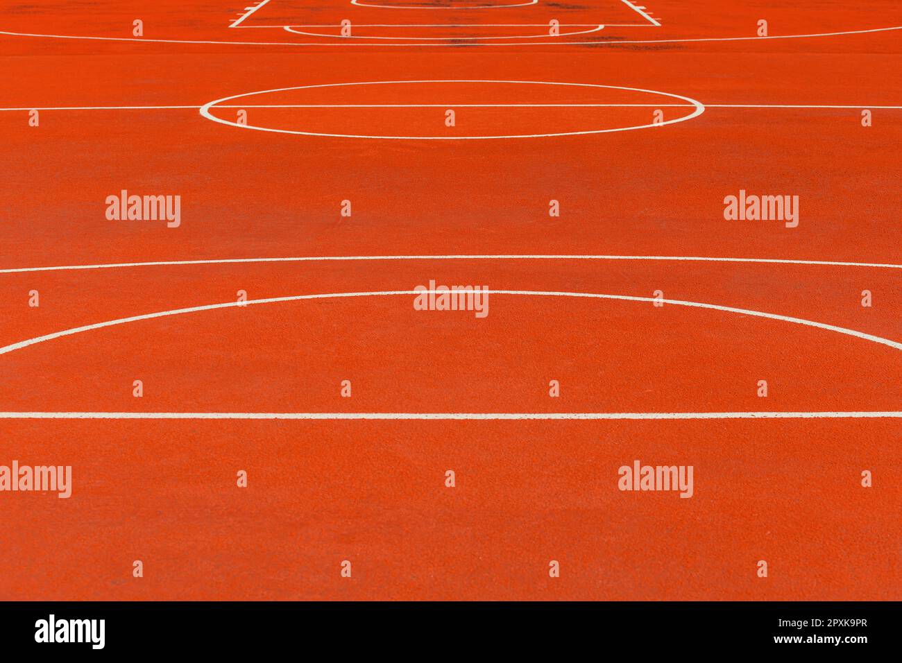 Sfondo astratto minimalista di un campo da basket all'aperto con tartan arancione e linee bianche. Messa a fuoco selettiva. Foto Stock