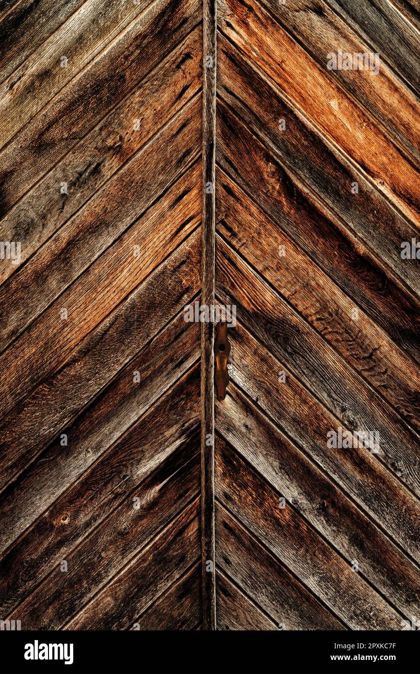 Struttura di una vecchia porta di legno marrone massiccio come sfondo, superficie di legno usurata Foto Stock