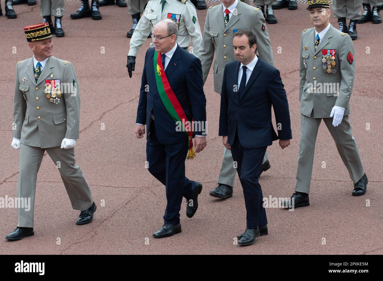 Aubagne, Francia. 30th Apr, 2023. Il Principe Alberto II di Monaco (L) e il Ministro dell'Esercito francese Sebastien Lecornu (R) sono visti con le autorità militari al termine della cerimonia. La tradizionale cerimonia di commemorazione della battaglia di Camerone si svolge nel quartiere Vienot della Legione etrangère di Aubagne. (Foto di Laurent Coust/SOPA Images/Sipa USA) Credit: Sipa USA/Alamy Live News Foto Stock