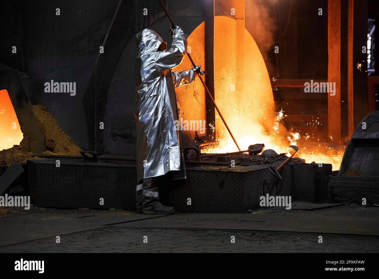 Un'acciaieria preleva un campione dalla tappatura dell'altoforno, visita del presidente federale Frank Walter Steinmeier alla ThyssenKrupp Steel di Duisburg, 2nd maggio 2023. Foto Stock