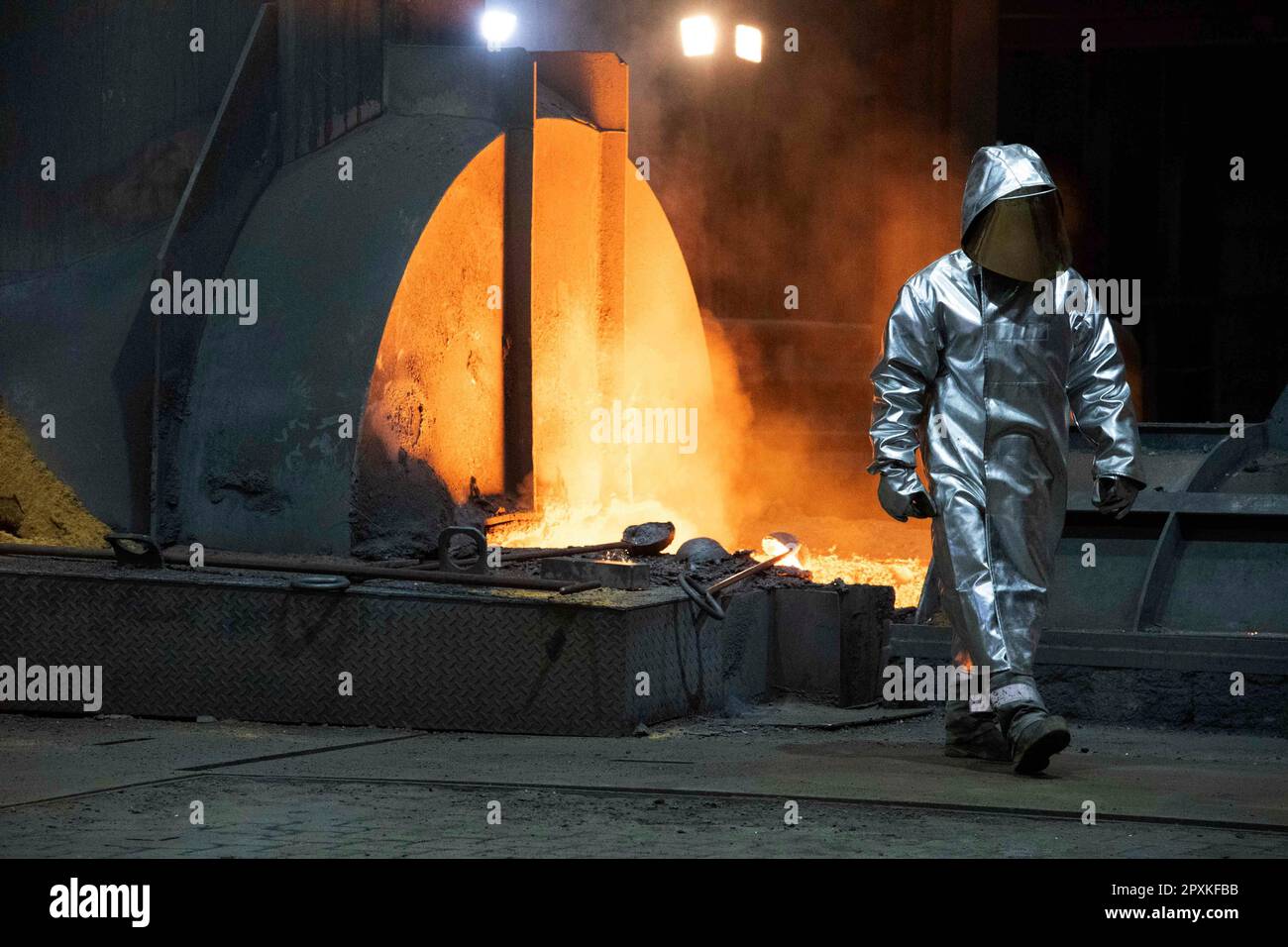 Un'acciaieria preleva un campione dalla tappatura dell'altoforno, visita del presidente federale Frank Walter Steinmeier alla ThyssenKrupp Steel di Duisburg, 2nd maggio 2023. Foto Stock