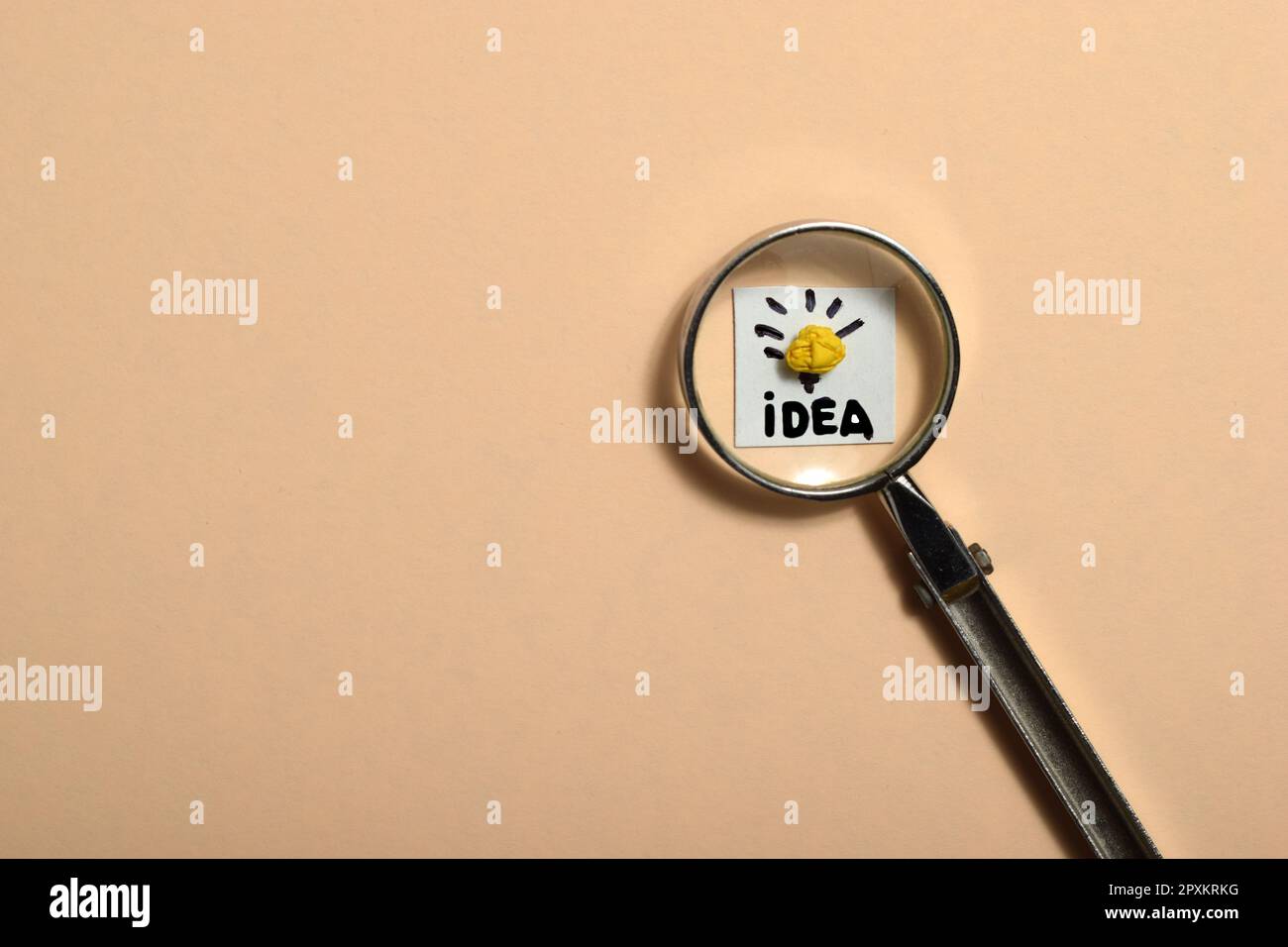 Concetto di idea creativa, lente di ingrandimento e lampadina icona Foto Stock