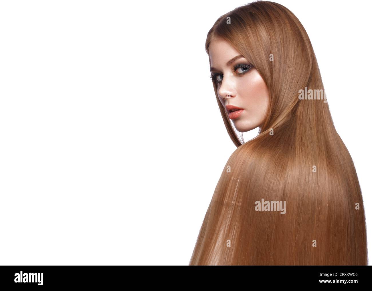 Bella ragazza bionda con una superficie perfettamente liscia capelli, classic make-up. Bellezza viso. La foto è stata scattata in studio su uno sfondo bianco. Foto Stock