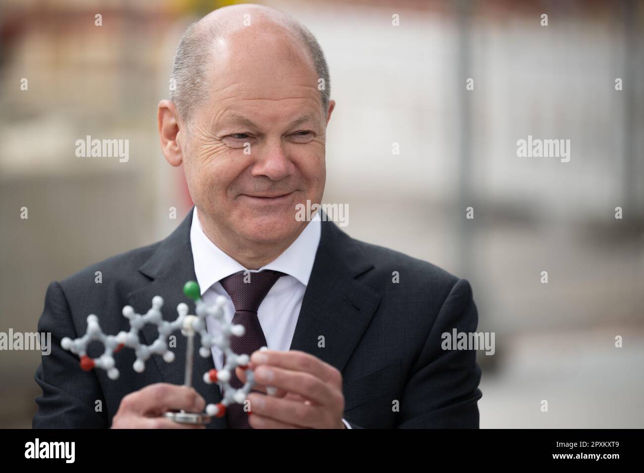 Ingelheim, Germania. 02nd maggio, 2023. Il cancelliere tedesco OLAF Scholz (SPD) esamina un modello di una molecola di empagliflozin, l'ingrediente chiave del farmaco per il diabete di tipo 2 Jardiance, durante l'innovativa cerimonia per l'impianto di innovazione chimica (CIP) di Boehringer Ingelheim. Nel nuovo stabilimento, Boehringer Ingelheim svilupperà nuovi processi di produzione chimica per ingredienti farmaceutici attivi innovativi. Credit: Sebastian Christoph Gollnow/dpa/Alamy Live News Foto Stock