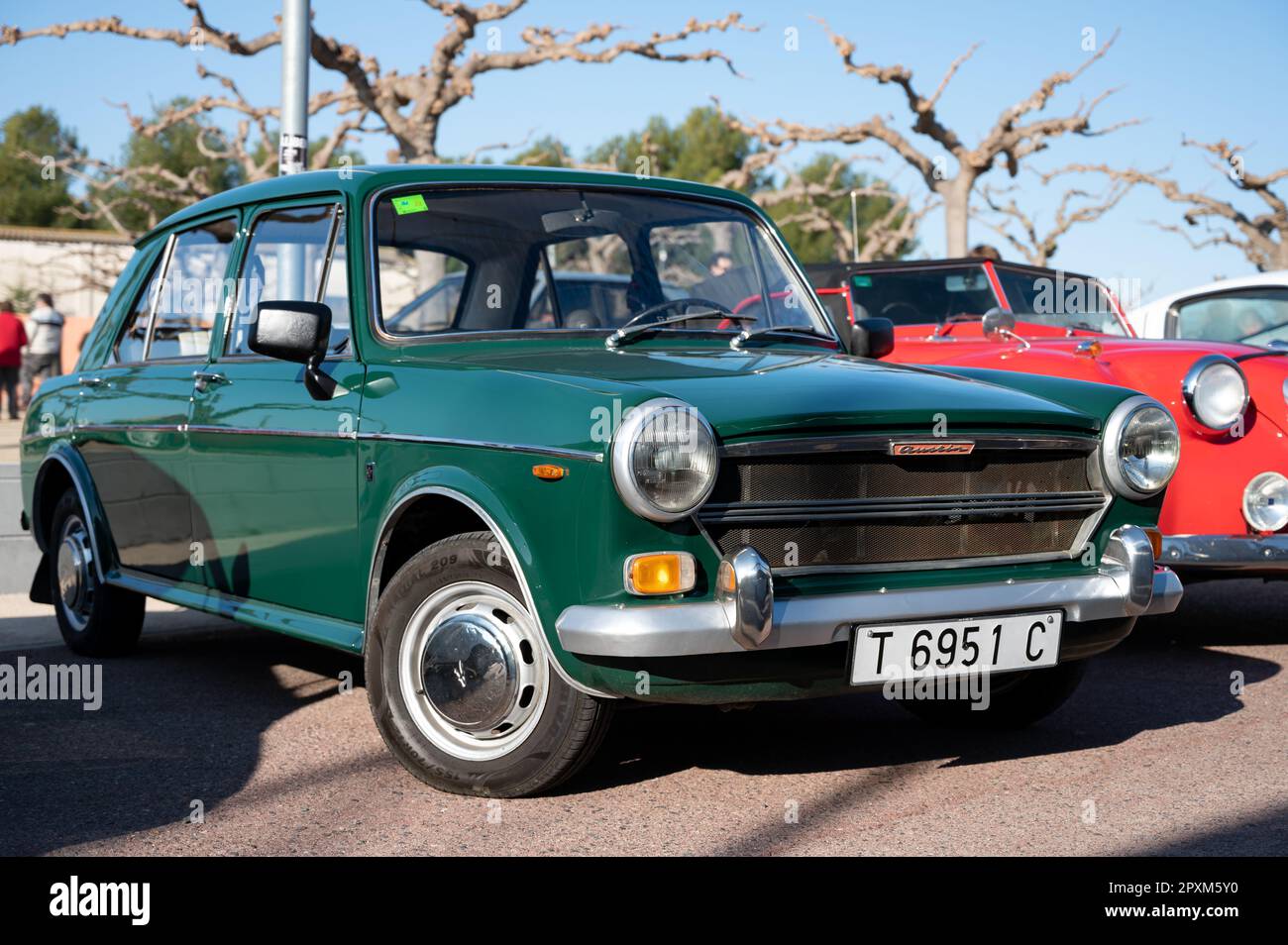 Particolare di una bella auto inglese classica, l'Austin De Luxe in verde britannico Foto Stock