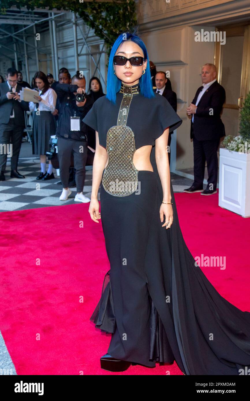 New York, Stati Uniti. 01st maggio, 2023. NEW YORK, NEW YORK - 01 MAGGIO: Margaret Zhang parte dal Pierre Hotel per il 2023° Met Gala il 01 maggio 2023 a New York City. Credit: SOPA Images Limited/Alamy Live News Foto Stock