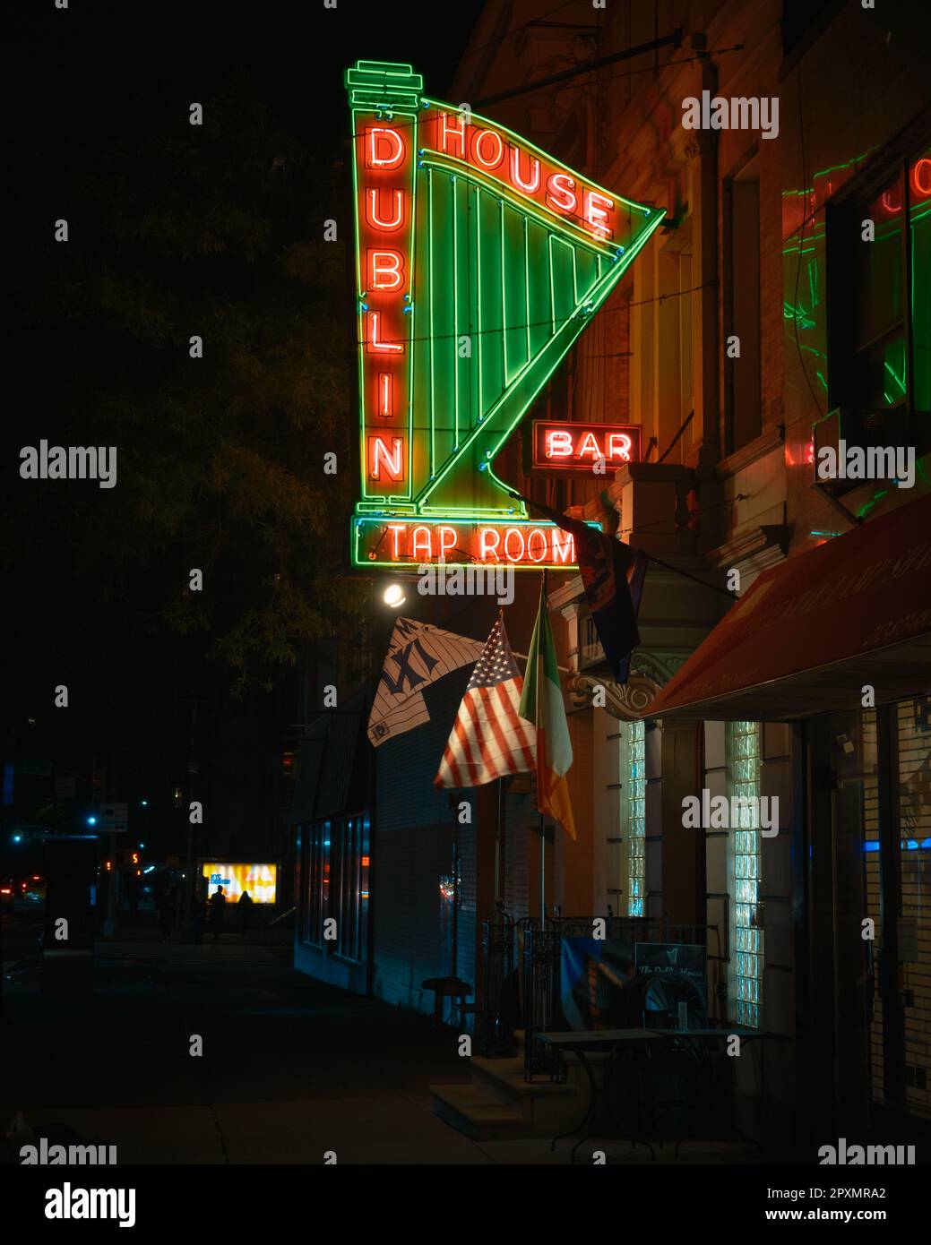 Dublin House vintage neon segno di notte, Upper West Side, Manhattan, New York Foto Stock