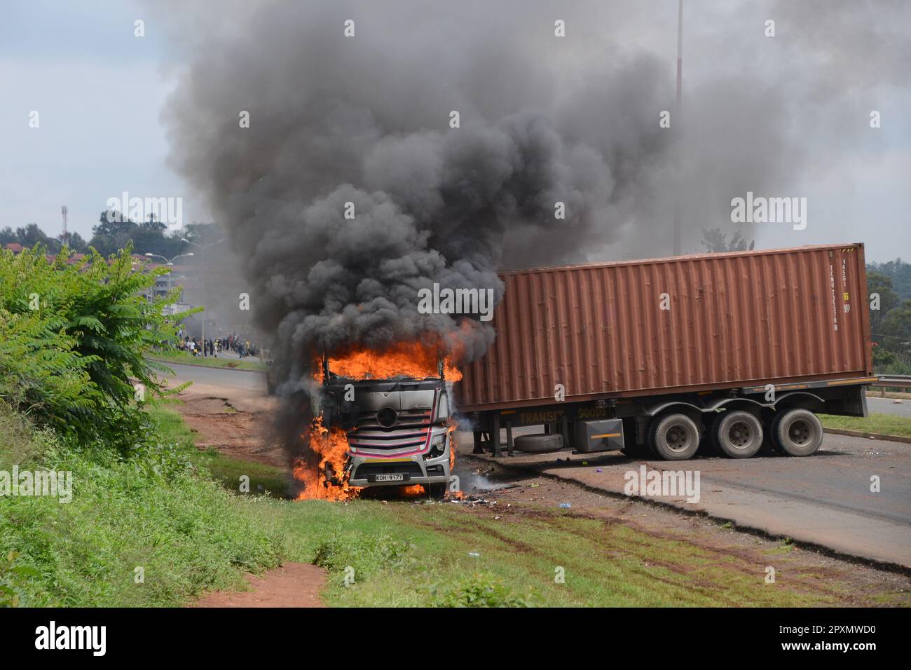 Nairobi, Kenya. 02nd maggio, 2023. Un camion brucia dopo che i dimostranti lo hanno messo in fuoco lungo la circonvallazione di Lang'ata durante una dimostrazione chiamata dal leader del partito Azimio Raila Odinga sul costo della vita e l'amministrazione del presidente William Rito. Credit: SOPA Images Limited/Alamy Live News Foto Stock