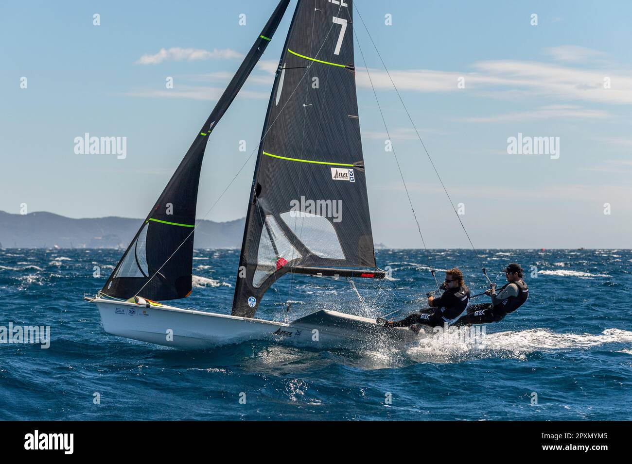 Il nuovo team della Zeland (Logan Dunning Beck e Oscar Llewellyn Gunn) gareggia nella categoria 49ers il giorno 2 durante la settimana francese olimpica 2023. La settimana olimpica francese 2023 si terrà a Hyeres-les-Palmiers dal 23 al 30 aprile 2023 e riunirà i migliori specialisti del mondo in eventi velistici per i prossimi Giochi olimpici di Parigi 2024. Credit: SOPA Images Limited/Alamy Live News Foto Stock