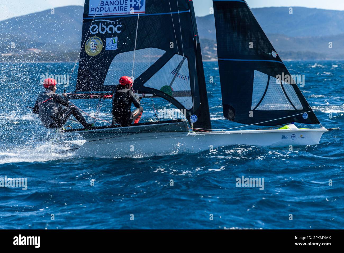 Il team norvegano (Sarah steyaert e Charline picon) compete nella categoria FX il giorno 2 durante la settimana francese olimpica 2023. La settimana olimpica francese 2023 si terrà a Hyeres-les-Palmiers dal 23 al 30 aprile 2023 e riunirà i migliori specialisti del mondo in eventi velistici per i prossimi Giochi olimpici di Parigi 2024. Credit: SOPA Images Limited/Alamy Live News Foto Stock