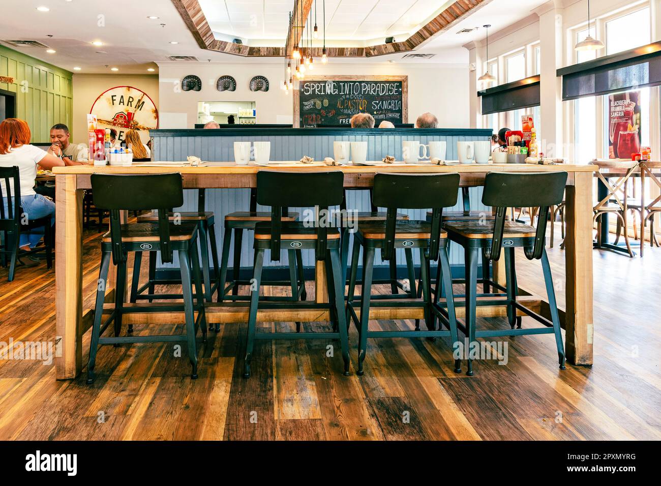 Grande tavolo vuoto per un gruppo di persone in un ristorante moderno a Montgomery Alabama, USA. Foto Stock