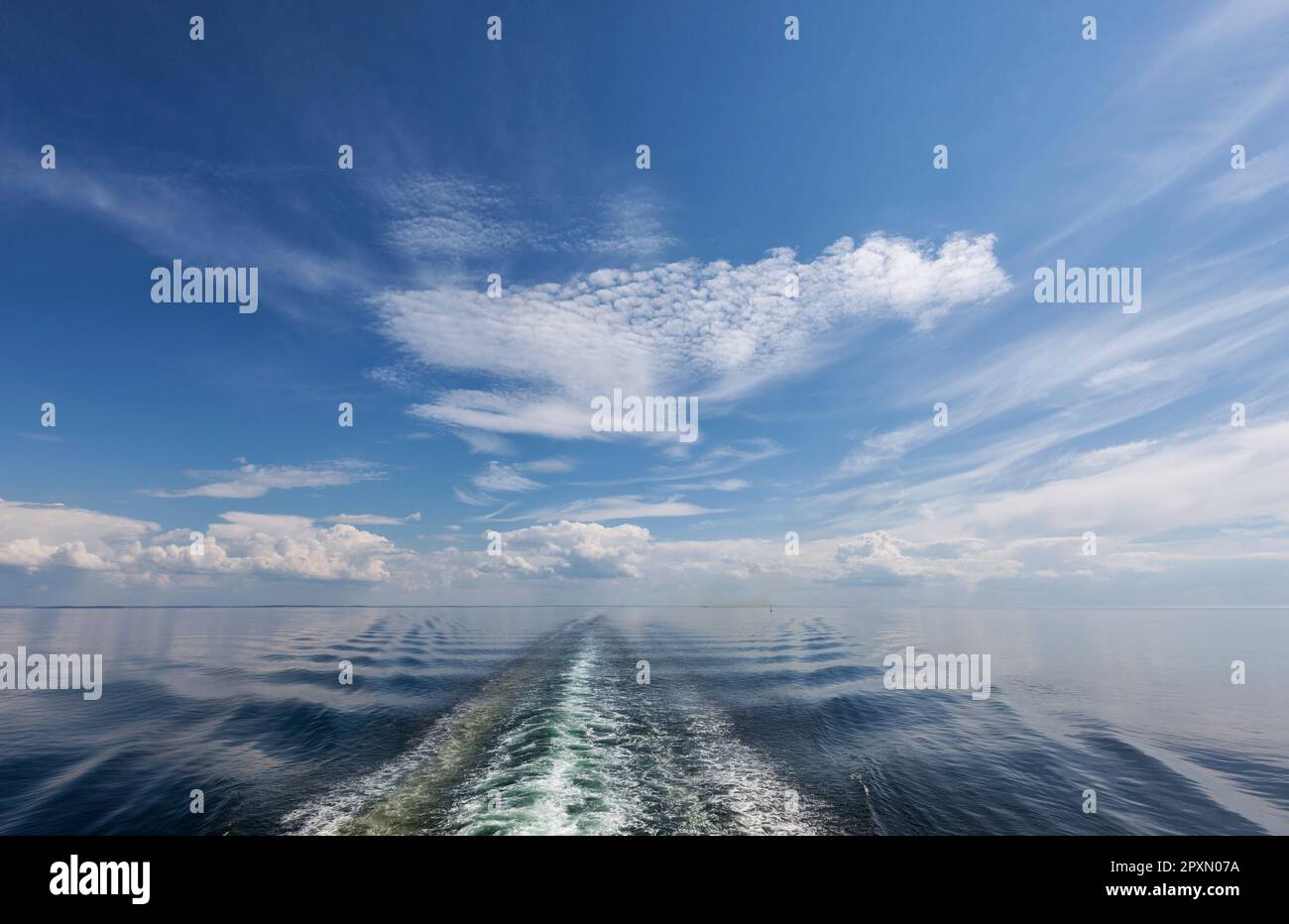 la scia della nave nel mare di Skagerrak a est del Mare del Nord, serena, pacifica, dallo Jutland Danimarca, dalla Bohuslan Svezia e dalla Norvegia meridionale con un grande cielo blu. Foto Stock