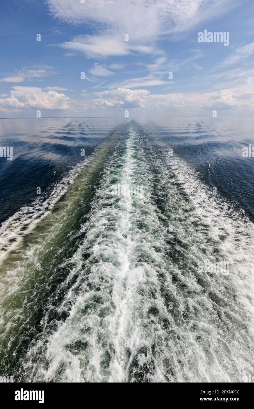 la scia della nave nel mare di Skagerrak a est del Mare del Nord, serena, pacifica, dallo Jutland Danimarca, dalla Bohuslan Svezia e dalla Norvegia meridionale con un grande cielo blu. Foto Stock