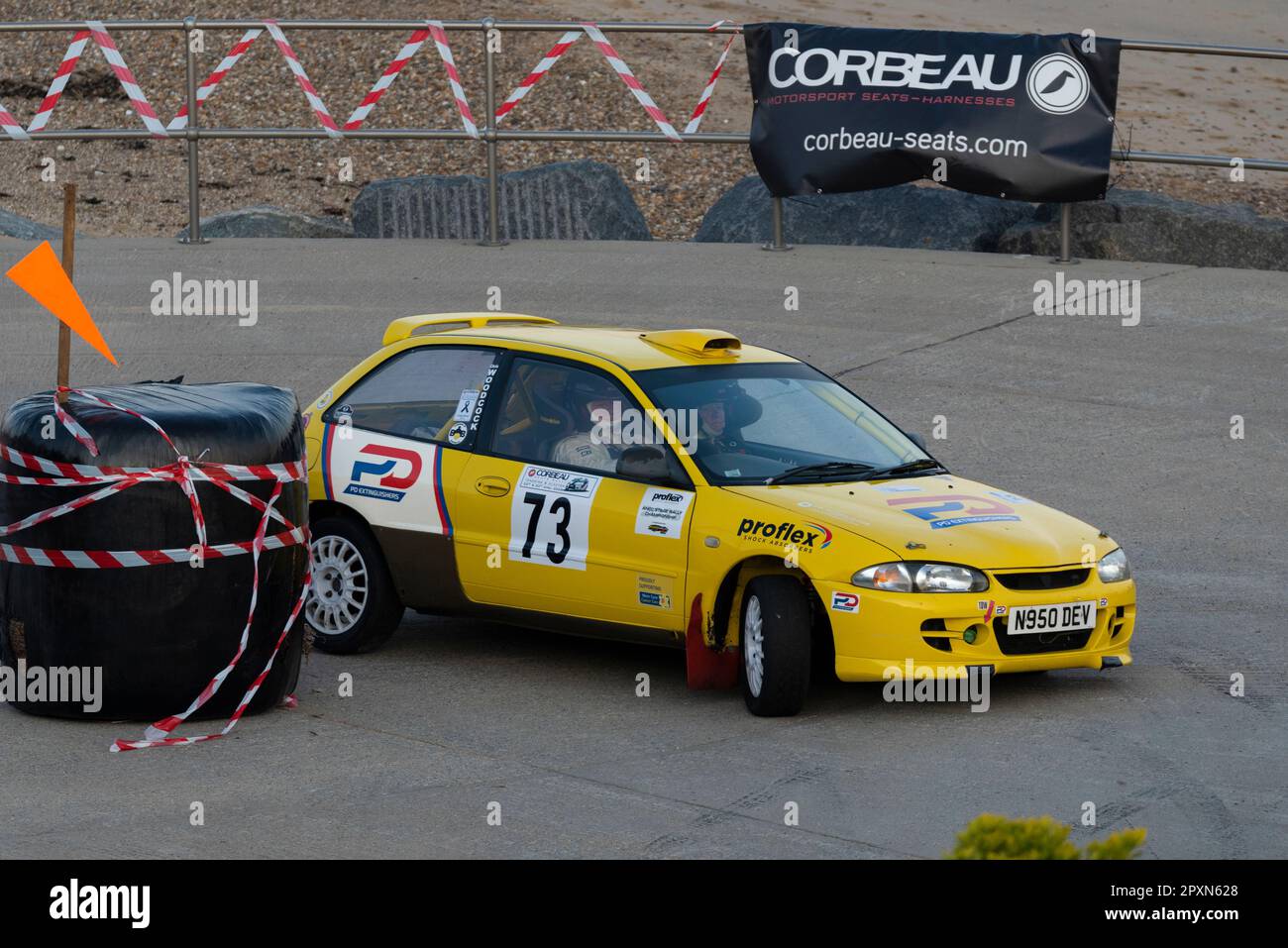 Chris Woodcock corre un 1996 Proton Compact in gara nel Corbeau Seats rally sul lungomare di Clacton, Essex, Regno Unito. Secondo conducente Heidi Woodcock Foto Stock