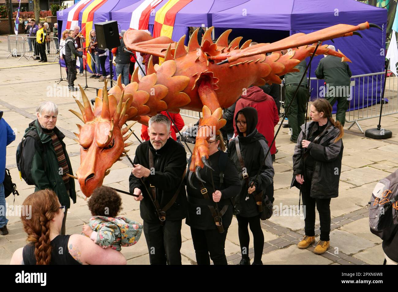 Festa di San Giorgio Derby 2023. Un drago alto 10 piedi nella Piazza del mercato nel centro di Derby in un pomeriggio di sabato. Foto Stock