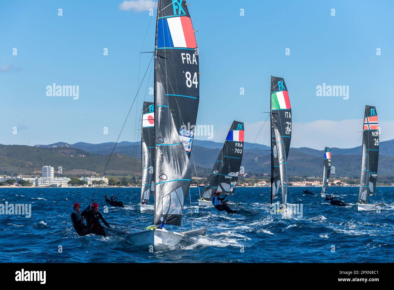 Team francese (Sarah steyaert, Charline picon) Guida la gara nella categoria FX il giorno 2 durante le Olimpiadi francesi 2023 la settimana olimpica francese 2023 si svolgerà a Hyeres-les-Palmiers dal 23 al 30 aprile 2023 e riunirà i migliori specialisti del mondo in vela per i prossimi Giochi Olimpici di Parigi 2024. (Foto di Laurent Coust/SOPA Images/Sipa USA) Credit: Sipa USA/Alamy Live News Foto Stock