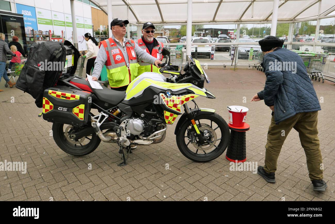 Blood Bikers al di fuori di ASDA a Sinin, Derby. Foto Stock